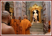 Swamishri engrossed in darshan of Ghanshyam Maharaj
