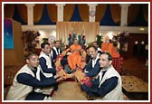 Senior co-ordinators garland Swamishri