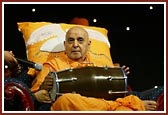 Swamishri plays a musical instrument to the delight of the assembly