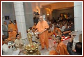 Swamishri performs the arti to conclude the image installation