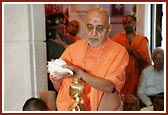 Swamishri performs the first abhishek of Nilkanth Varni
