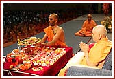 Swamishri doing morning pujaSwamishri performing morning puja