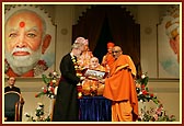 Atmaswarup Swami presents The Archbishop with a photograph of the Mandir