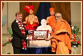Atmaswarup Swami presents a photographic momento of BAPS Shri Swaminarayan Mandir, Neasden to Rt. Hon. Charles Kennedy MP