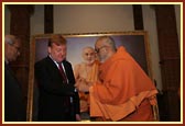 Atmaswarup Swami ties the nada chaddi to Rt. Hon. Charles Kennedy MP