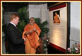 Atmaswarup Swami explaining the 'Understanding Hinduism' Exhibition to Rt. Hon. Charles Kennedy MP