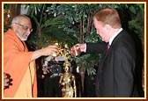 Rt. Hon. Charles Kennedy MP and Atmaswarup Swami perform the abhishek of Nilkanth Varni