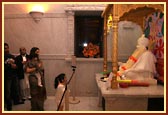 Performing darshan of Bhagatji Maharaj