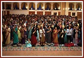 Devotees offer prayers and celebrate the birth of Bhagwan Swaminarayan and Lord Ram in the evening assembly
