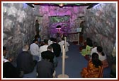 Devotees participated in akhand dhun in front of Nilkanth Varni