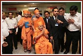 Swamishri arrives at London's Heathrow Airport