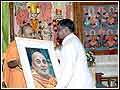 Pujya Gnanpurush Swami honouring Mr. Hasmukbhai Patel