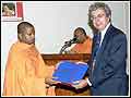 Pujya Shantmurti Swami honouring Dr. Frank Hughes