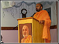 Pujya Amrutnandan Swami delivering speech