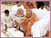 Pujya Mahant Swami performing pujan of first carved stone  