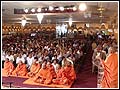 Pujya Narayanmuni Swami addressing the assembly