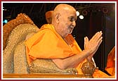Swamishri gives sameep darshan to all the volunteers