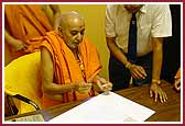 Swamishri visits Edison Mandir accounting office