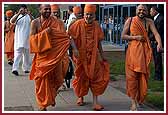 Swamishri arrives at the evening assembly