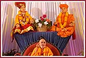 Swamishri blesses the youths in the assembly
