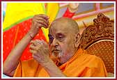 Swamishri applying tilak-chandlo during pooja