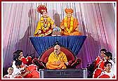 Swamishri blesses the children's assembly