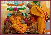Pujya Ghanshyamcharan Swami and Pujya Krishnapriya Swami dance with kartaals