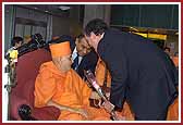 Swamishri is greeted by Senator Balboni