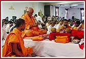 Sadguru Pujya Doctor Swami 
              performs the mahapooja vidhi for the murti pratishtha ceremony