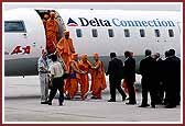 Swamishri arrives at the Mercury Air Terminal, Atlanta