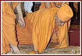 Swamishri performs prostrations