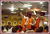 Devotees play the \'Bhungal\' and \'Dhol\' to greet Swamishri