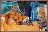 Pujya Viveksagar Swami delivers a discourse on 'Taitariya Upanishad' 