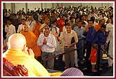 Swamishri gives 'Sameep Darshan'