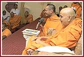 Swamishri laughs as saints and children compete against one another in games


