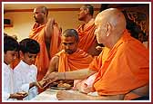 Swamishri personally meets children