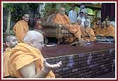 Swamishri watches Kishores play games with Saints  