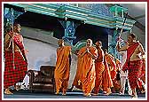 Swamishri enters the Sabha Hall accompanied by Kishores