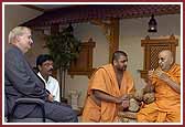 Chief of police, City of Lilburn, meets Swamishri    