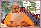  Swamishri reads a letter   