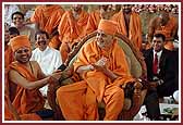 Swamishri delivers blessings