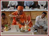 Pujya Viveksagar Swami performs the mahapooja ceremony 