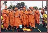 Swamishri happily greets devotees 