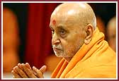  Swamishri bids \'Jai Swaminarayan\' to devotees after his pooja 