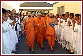  Kishores line up to have Swamishri's darshan as he makes his way to the evening assembly