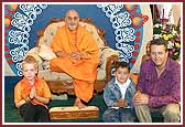 Swamishri with Keith Melton  and his children