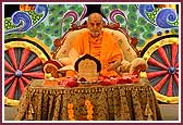 Swamishri does his morning puja 