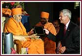 Hon. Judge James Gray presents Swamishri with a plaque 