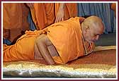 Swamishri performs shastang dandvat pranaam  