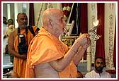  Swamishri does aarti 